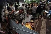 Puluhan anggota Satpol PP dikerahkan untuk membongkar bangunan liar ini.