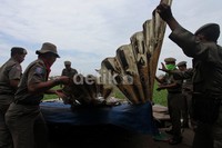 Tidak ada perlawanan dari pemilik bangunan liar tersebut.