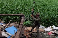 Pembongkaran hanya dilakukan menggunakan tangan dan palu.