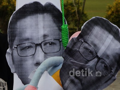 HMI Banyumas Gantung Anas di Monas