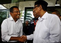 Dahlan berbincang dengan Mantan Ketua Umum PBNU KH Hasyim Muzadi saat bertemu di gedung KPK. Ramses/detikFoto.