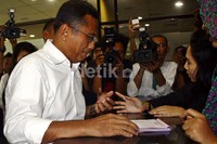 Dahlan Iskan mengisi buku tamu. Ramses/detikFoto.