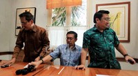 (Ki-ka) Ulil Abshar Abdalla, M Husni Thamrin, dan Rachland Nashidik meninggalkan lokasi usai memberikan keterangan pers.