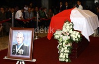 Jenazah Mayjen (Purn) FX Tinggogoy disemayangkan di gedung DPR RI Senayan. Ramses/detikFoto.