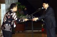 Ketua DPD RI Irman Gusman mewakili pemerintah menerima secara simbolis jenazah Mayjen (Purn) FX Tinggogoy untuk dimakamkan TMP Kalibata. Ramses/detikFoto.