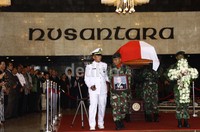 Sebelum jenazahnya dimakamkan di Taman Makam Pahlawan Kalibata, dilakukan upacara penghormatan secara militer. Ramses/detikFoto.