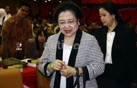 Ketua Fraksi PDIP Puan Maharani mendampingi Ketum PDIP Megawati Soekarnoputri memasuki ruang seminar. Ramses/detikFoto.