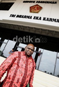 Komisioner Komnas HAM Bidang Pemantauan dan Pelanggaran HAM, Natalius Pigai, mendatangi Markas Besar TNI di Cilangkap, ia juga menyatakan turut berduka cita atas gugurnya 8 prajurit TNI kepada keluarga besar TNI.     