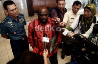 Natalius Pigai didampingi Kapuspen TNI, Laksda Iskandar Sitompul. Pigai menyatakan turut berduka cita atas gugurnya 8 prajurit TNI kepada keluarga besar TNI.     