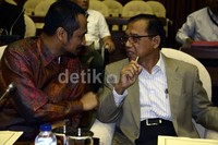 Ketua KPK Abraham Samad berbincang dengan Wakil Pimpinan KPK Busyro Muqqodas sebelum rapat dimulai. Ramses/detikFoto.