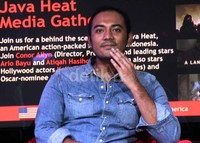 Ario tampil santai dengan kemeja denim dan celana krem. Ayya/detikHOT.