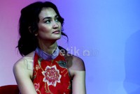 Atiqah tampak mengenakan atasan merah bermotif bunga. Ayya/detikHOT.
