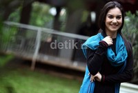 Dengan rambut panjangnya yang terurai, ia terlihat semakin cantik.