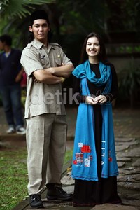 Masih kecil juga, masih muda. Kalau untuk pacaran, ditunda dulu deh, ujar Irish.