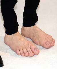 Ini dia sepatu kaki palsu raksasa Jim Carrey. Jason Kempin/Getty Images.