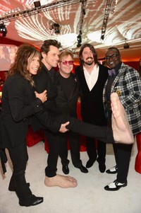 Jim Carrey berpose memamerkan kaki raksasanya bersama Steven Tyler, Elton John, Dave Grohl dan Randy Jackson. Dimitrios Kambouris/Getty Images.