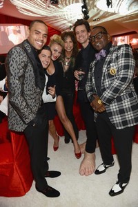 Lewat kaki raksasa tersebut Jim Carrey laris manis diburu untuk dimintai berfoto bersama. Dimitrios Kambouris/Getty Images.