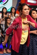 Bergaya Casual, Luna Maya Tetap Cantik