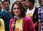 Bergaya Casual, Luna Maya Tetap Cantik