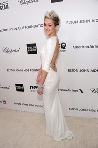 Tubuh semakin langsing, tampaknya Miley semakin sering memperlihatkan bagian tubuhnya. Jamie McCarthy/Getty Images for EJAF.