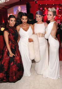 Miley berpose dengan Kelly Osbourne, Kim Kardashian, dan Kourtney Kardashian. Jamie McCarthy/Getty Images for EJAF.