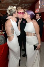 Miley Cyrus Pamer Punggung