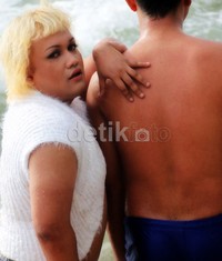 Tata berpose mesra dengan sang pesepakbola saat berlibur di Anyer belum lama ini. Ridho/detikHot.