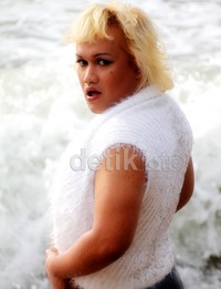 Tata berpose seksi saat berada di Pantai Jambu, Anyer. Ridho/detikHot.