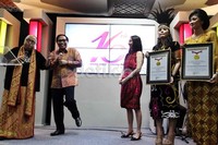 Penghargaan MURI diberikan langsung oleh Direktur MURI Jaya Suprana, di Jakarta, Rabu (27/13).