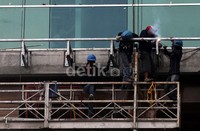 Sejumlah pekerja melakukan pembangunan apartemen di kawasan Menteng, Jakarta Pusat, Selasa (26/2).