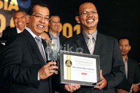 Direktur Utama Garuda Indonesia, Emirsyah Satar (kiri) menerima plakat penghargaan Indonesia Most Admired CEO 2013.