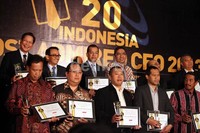 Hasil survei itu kemudian menghasilkaan daftar 20 besar Indonesia Most Admired CEO 2013. Mereka pun berfoto bersama.