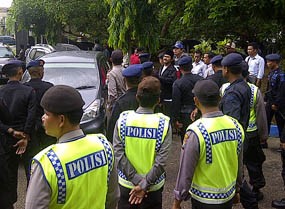 Massa Pro Kontra Bupati Berhadapan, Bangkalan Tegang