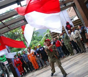 Pilihan Hidup, Imam Cuek Dicemooh sebagai Pengibar Bendera