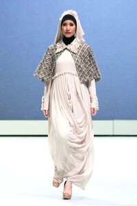 Yuyuk Nurmaisyah Natural Luxury. Fashion Show Parade INFINITELY COVERED. Indonesia Fashion Week 2013 at Jakarta Convention Center. 15 Februari 2013. Senayan. Jakarta. [Foto: Mohammad Abduh/Wolipop]