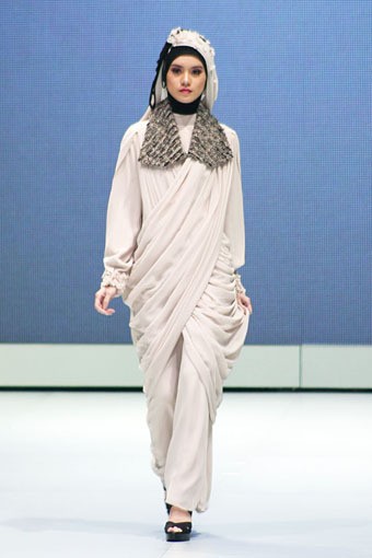 Yuyuk Nurmaisyah Natural Luxury. Fashion Show Parade INFINITELY COVERED. Indonesia Fashion Week 2013 at Jakarta Convention Center. 15 Februari 2013. Senayan. Jakarta. [Foto: Mohammad Abduh/Wolipop]