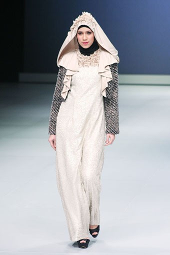Yuyuk Nurmaisyah Natural Luxury. Fashion Show Parade INFINITELY COVERED. Indonesia Fashion Week 2013 at Jakarta Convention Center. 15 Februari 2013. Senayan. Jakarta. [Foto: Mohammad Abduh/Wolipop]