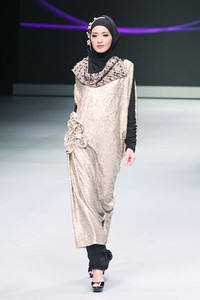 Yuyuk Nurmaisyah Natural Luxury. Fashion Show Parade INFINITELY COVERED. Indonesia Fashion Week 2013 at Jakarta Convention Center. 15 Februari 2013. Senayan. Jakarta. [Foto: Mohammad Abduh/Wolipop]