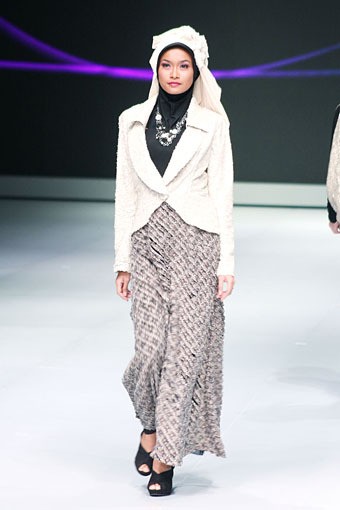 Yuyuk Nurmaisyah Natural Luxury. Fashion Show Parade INFINITELY COVERED. Indonesia Fashion Week 2013 at Jakarta Convention Center. 15 Februari 2013. Senayan. Jakarta. [Foto: Mohammad Abduh/Wolipop]