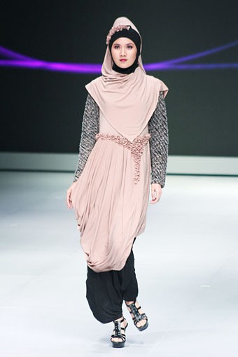 Yuyuk Nurmaisyah Natural Luxury. Fashion Show Parade INFINITELY COVERED. Indonesia Fashion Week 2013 at Jakarta Convention Center. 15 Februari 2013. Senayan. Jakarta. [Foto: Mohammad Abduh/Wolipop]