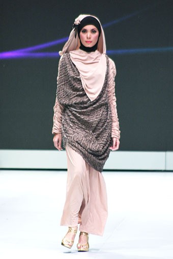 Yuyuk Nurmaisyah Natural Luxury. Fashion Show Parade INFINITELY COVERED. Indonesia Fashion Week 2013 at Jakarta Convention Center. 15 Februari 2013. Senayan. Jakarta. [Foto: Mohammad Abduh/Wolipop]