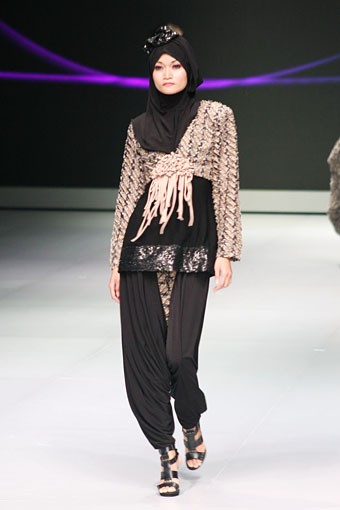 Yuyuk Nurmaisyah Natural Luxury. Fashion Show Parade INFINITELY COVERED. Indonesia Fashion Week 2013 at Jakarta Convention Center. 15 Februari 2013. Senayan. Jakarta. [Foto: Mohammad Abduh/Wolipop]