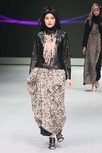 Yuyuk Nurmaisyah Natural Luxury. Fashion Show Parade INFINITELY COVERED. Indonesia Fashion Week 2013 at Jakarta Convention Center. 15 Februari 2013. Senayan. Jakarta. [Foto: Mohammad Abduh/Wolipop]