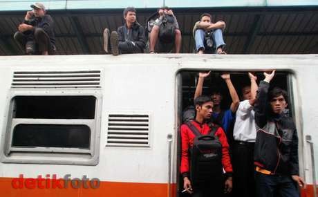 Bentrok dengan Atapers di Stasiun Depok, 5 Polisi Terluka Kena Lempar Batu Bentrok dengan Atapers di Stasiun Depok, 5 Polisi Terluka Kena Lempar Batu