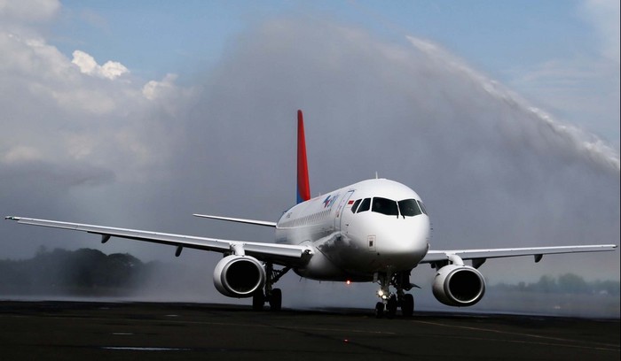Kembali ke Halim, Sukhoi SSJ-100 Disambut Meriam Air