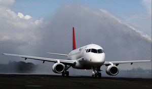 Kembali ke Halim, Sukhoi SSJ-100 Disambut Meriam Air