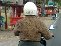Pengendara ini menuliskan sendiri SNI di helmnya. (Foto: Kukuh Risdiyanto).