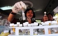 Petugas Badan Pengawas Obat dan Makanan (BPOM) menguji sejumlah sampel makanan dan minuman pedagang kaki lima di kawasan Daan Mogot, Jakarta Barat.