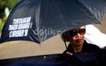 Sumarsih yang Setia Berdiri di Depan Istana