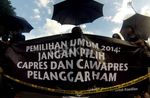 Sumarsih yang Setia Berdiri di Depan Istana